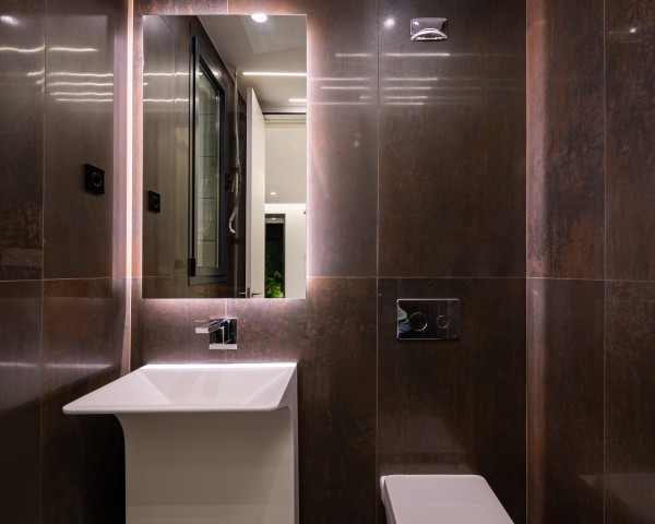 Cómo iluminar un baño de forma minimalista y original