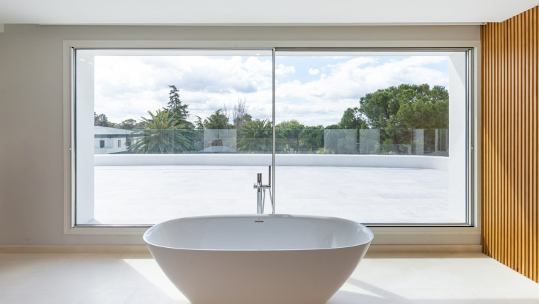 Baños con ventanales: Lujo, luz y revalorización