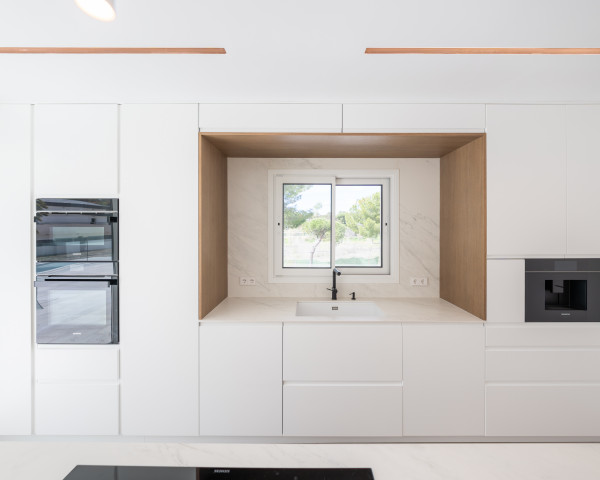 Cocinas ocultas: minimalismo funcional y máxima elegancia
